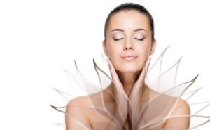 Mujer con los ojos cerrados y las manos en el rostro, rodeada de pétalos translúcidos