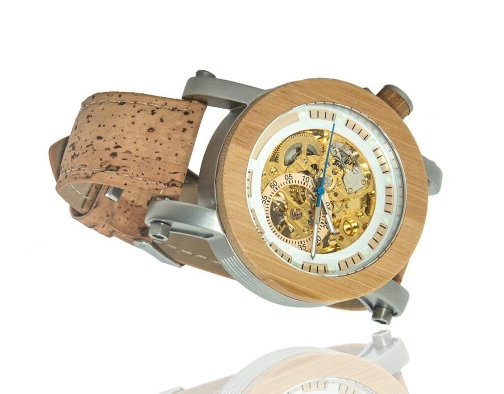 Reloj de pulsera con caja de bambú, esfera esqueleto dorada y correa de corcho