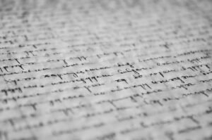 Primer plano en blanco y negro de una hoja cubierta de escritura manuscrita