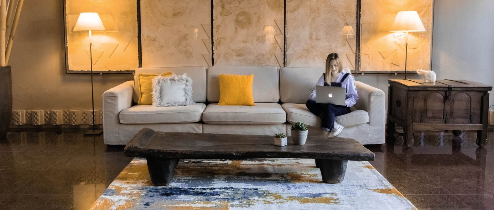 Cómo incorporar la madera y los tonos tierra en tu decoración para un otoño cálido