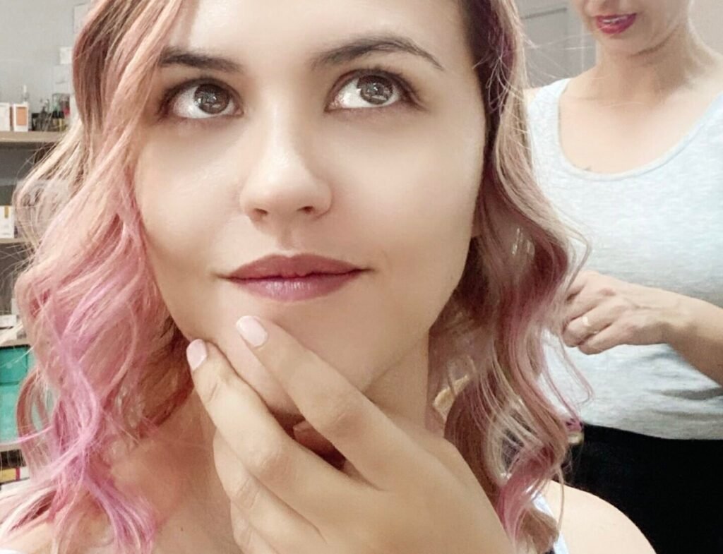 Anika DA en peluquería pelo rosa
