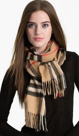 #prendasconhistoria La bufanda Burberry: Patrón icónico y símbolo de lujo