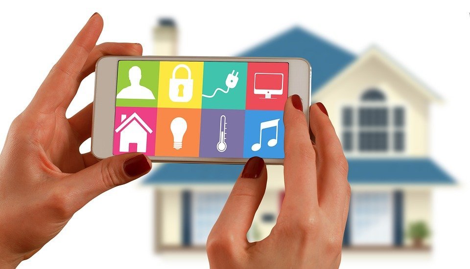 Cómo integrar tecnología en casa sin arruinar el estilo decorativo con una organización inteligente