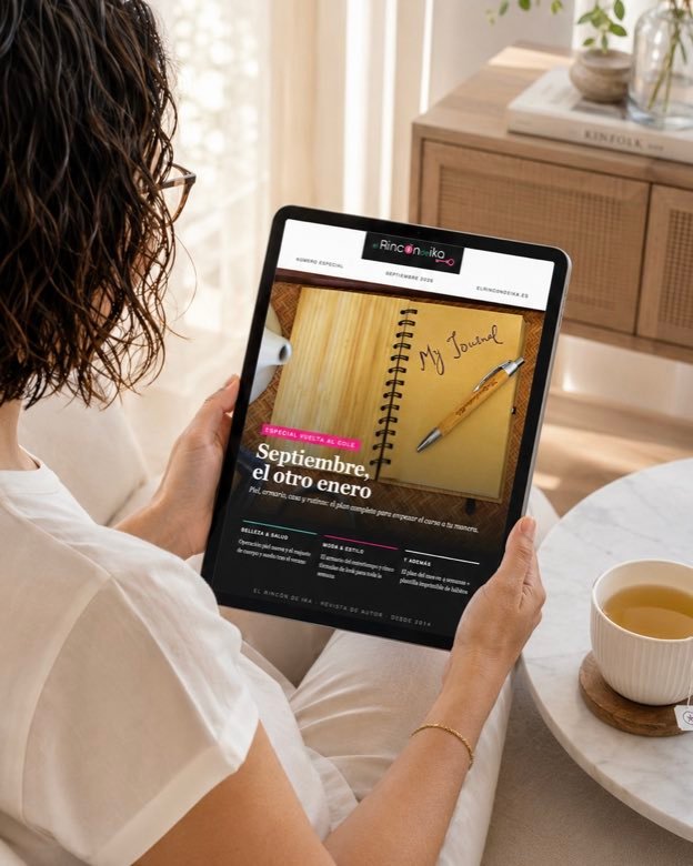 Una lectora disfruta de la revista de El Rincón de Ika en una tablet, con una taza de té al lado
